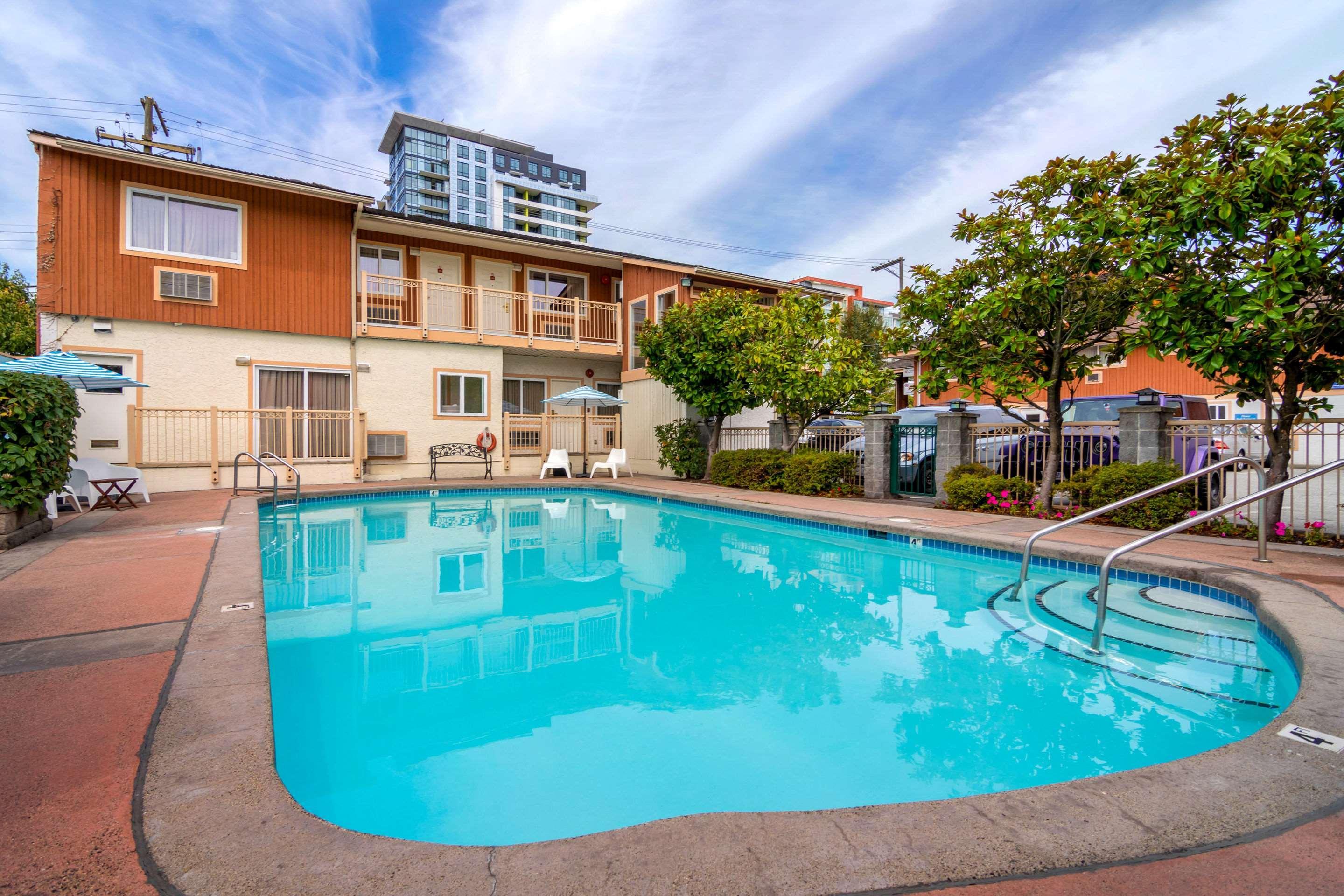 Econo Lodge Inn & Suites - North Vancouver Exterior photo